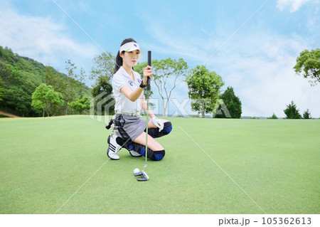 ゴルフをする女性 105362613