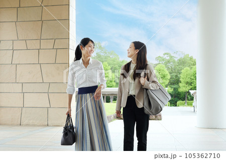 クラブハウスに入る女性 105362710