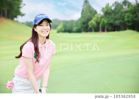 ゴルフをする女性 105362958