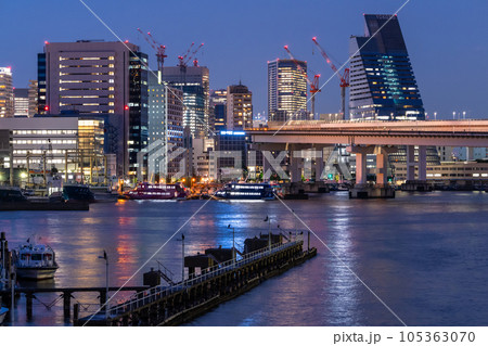 《東京都》東京ベイエリア・オフィス街の夜景 《東京都》東京ベイエリア・オフィス街の夜景 105363070