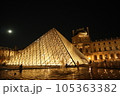 ライトアップされたルーヴル美術館 105363382