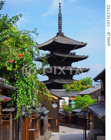 京都の風景　八坂の塔 105363782