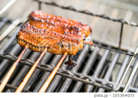 【オートキャンプ場でソロキャンプ　熾火でウナギのかば焼きを焼く】 105364035