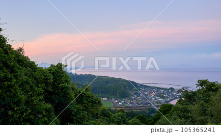 遠見番山いこいの森自然公園から見るマジックアワーの日置市の街並み 105365241
