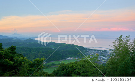 遠見番山いこいの森自然公園から見るマジックアワーの日置市の街並み 遠見番山いこいの森自然公園から見るマジックアワーの日置市の街並み 105365254