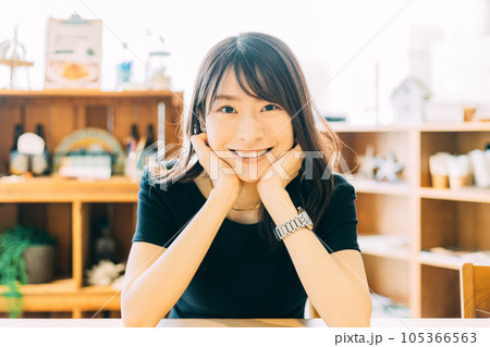 肘をつく笑顔のビジネスウーマン 肘をつく笑顔のビジネスウーマン 105366563