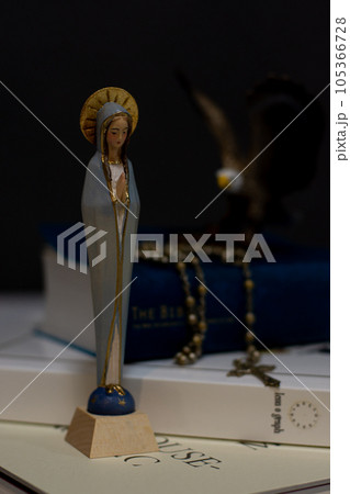 木彫りの聖母マリア像 木彫りの聖母マリア像 105366728
