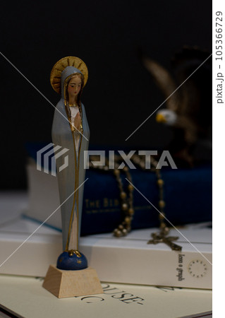 木彫りの聖母マリア像 木彫りの聖母マリア像 105366729