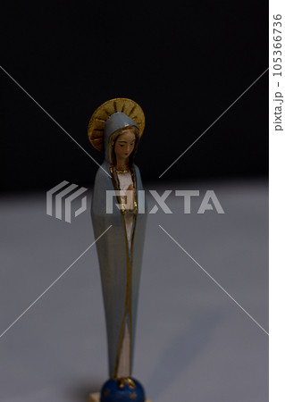 木彫りの聖母マリア像 木彫りの聖母マリア像 105366736