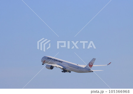 夏空に離陸、上昇する旅客機　 105366968