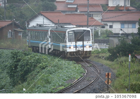 2018年廃止 JR西日本 三江線 キハ120形 走行シーン 105367098
