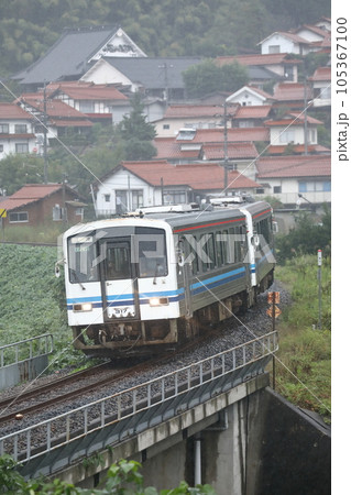 2018年廃止 JR西日本 三江線 キハ120形 井原川橋梁走行シーン 105367100