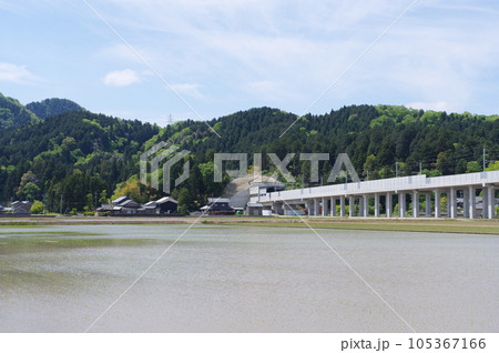 北陸新幹線   文殊山第2福井トンネル入口付近　福井市二上町　2023年5月 105367166