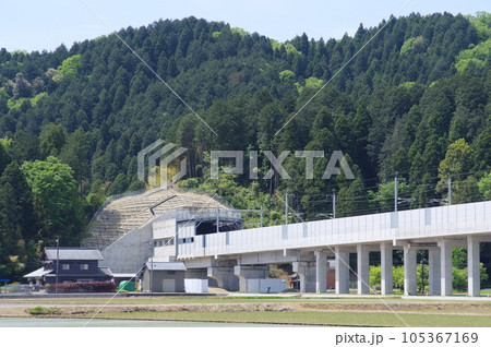 北陸新幹線   文殊山第2福井トンネル入口付近　福井市二上町　2023年5月 105367169