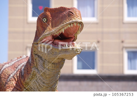 福井駅前の恐竜モニュメント　フクイラプトル 105367253