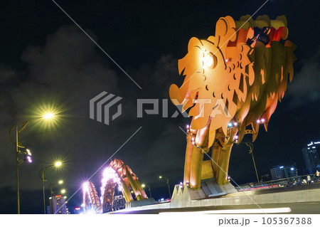 ベトナム・ダナン ドラゴンブリッジの夜景 / Da Nang, Vietnam 105367388