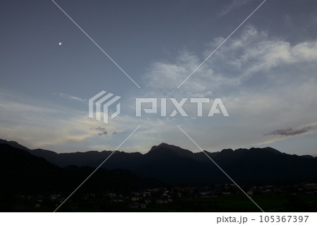 北杜市白州町、南アルプスの峰々に日が射す時、雲上に有明の月 105367397
