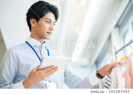 商品をチェックする男性店員 105367492