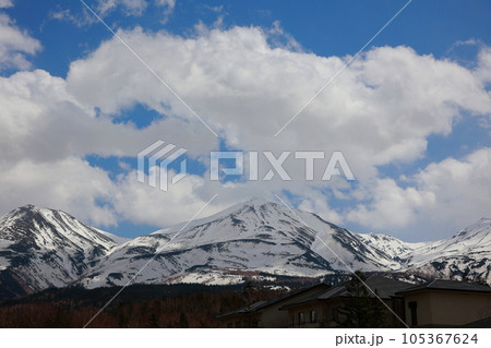 雪に覆われた冬の北大雪山の風景 105367624