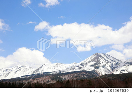 雪に覆われた冬の北大雪山の風景 雪に覆われた冬の北大雪山の風景 105367630