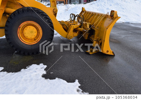雪国で待機中の除雪車 雪国で待機中の除雪車 105368034