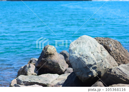 青い海を背景にした海辺の岩壁 105368116