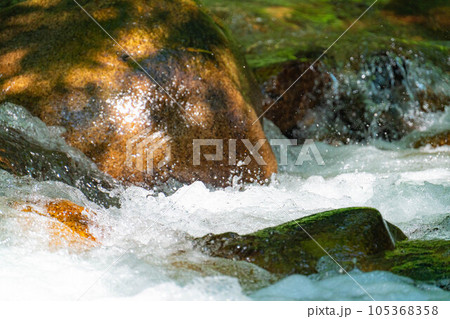 【渓流素材】水しぶき　沢　渓流【長野県】 105368358