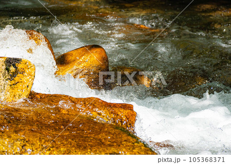 【渓流素材】水しぶき　沢　渓流【長野県】 105368371