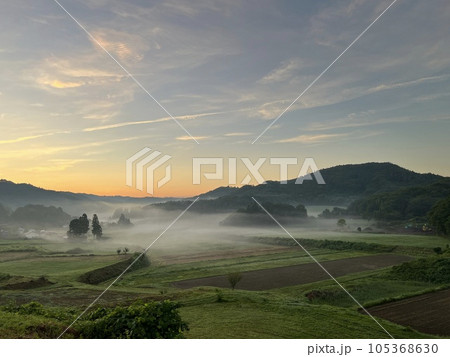 早朝の朝霧懸かる田舎の風景 105368630