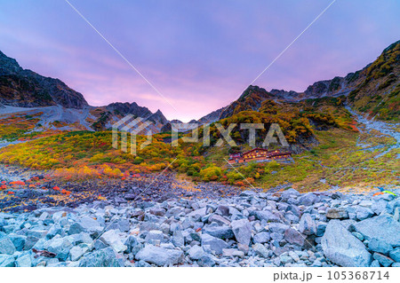 【秋素材】錦秋の涸沢カールの夕焼け【長野県】 【秋素材】錦秋の涸沢カールの夕焼け【長野県】 105368714