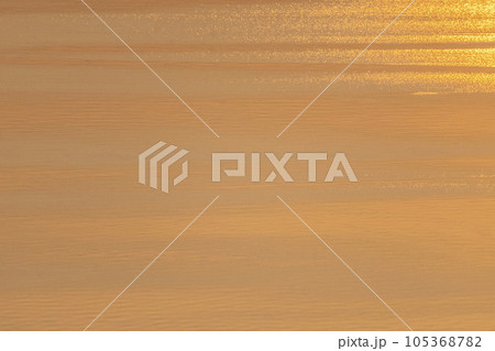 朝日でキラキラ輝く湖の水面 105368782