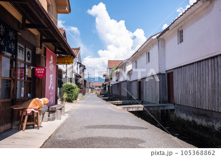 打吹山と赤瓦の街並み　倉吉市白壁土蔵 105368862