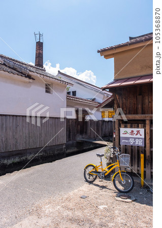 打吹山と赤瓦の街並み　倉吉市白壁土蔵 105368870