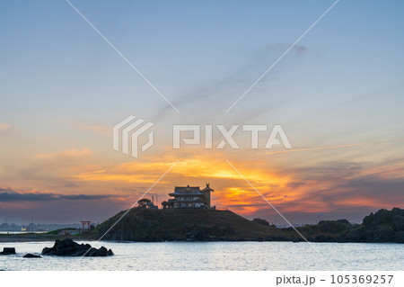 「青森県」夕焼けに染まるウミネコ繁殖地蕪島　八戸市 105369257