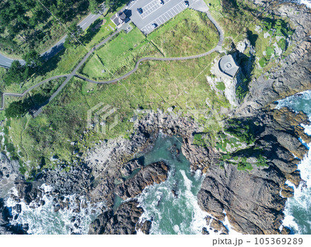 空撮「青森県」青い海と葦毛崎展望台の風景 105369289