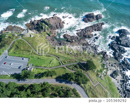 空撮「青森県」青い海と葦毛崎展望台の風景 105369292