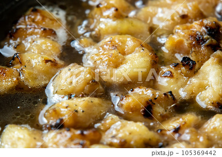 残った焼鳥(ぼんじり)リメイク調理シーン。卵とじするためだし汁の入ったフライパンで煮る。 105369442