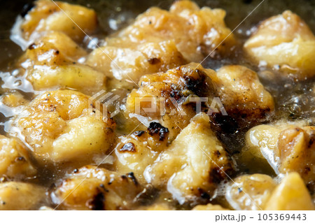 残った焼鳥(ぼんじり)リメイク調理シーン。卵とじするためだし汁の入ったフライパンで煮る。 105369443