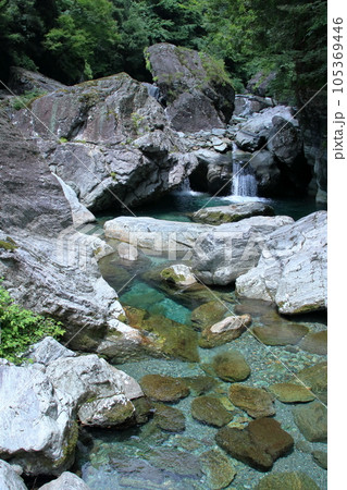 安居渓谷 自然景観 夏 (高知県 仁淀川町) 安居渓谷 自然景観 夏 (高知県 仁淀川町) 105369446