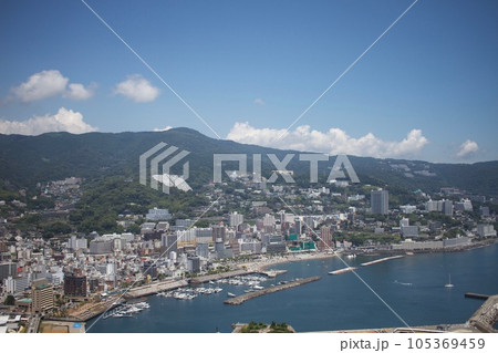 熱海城から見た青空と綺麗な熱海の街並み 105369459