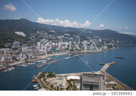 熱海の綺麗な海と街並み 熱海の綺麗な海と街並み 105369461