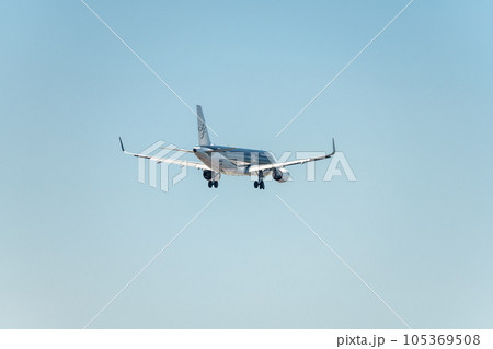 【城南島海浜公園上空から着陸態勢のスターフライヤー機　後ろ姿】 105369508