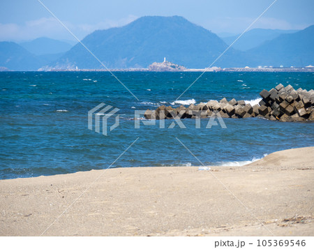 「因幡の白兎」の舞台とされる白兎海岸(鳥取県鳥取市)の砂浜と、夏(7月)の青い日本海の風景。 105369546