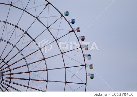 解体中の観覧車 解体中の観覧車 105370410