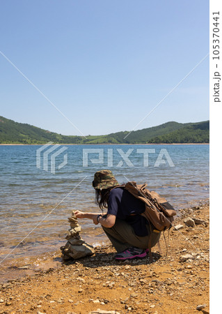 野反湖の湖畔で遊ぶ女性 野反湖の湖畔で遊ぶ女性 105370441