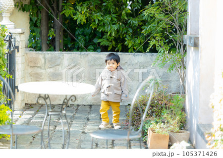 子供　庭　冬 105371426