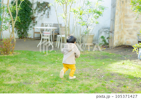 子供　庭　冬 105371427