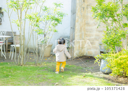 子供　庭　冬 105371428