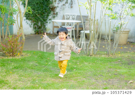 子供　庭　冬 105371429