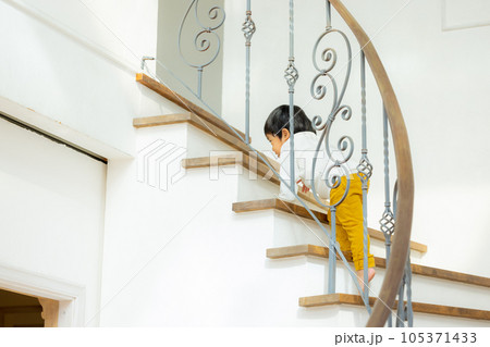 幼児　階段 105371433